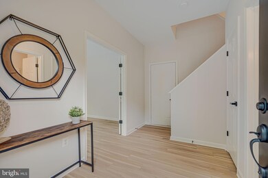 2529 Logan Wood Dr, Herndon, VA 20171 - photo 4