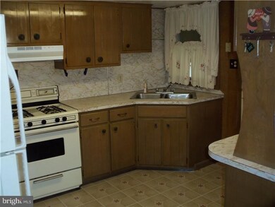 2313 Mckinley Ave, Reading, PA 19609 - photo 7