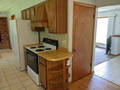 330 Oak Ridge Dr, Freeport, IL 61032 - photo 2