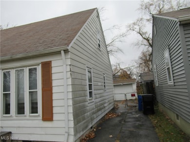 18712 Parkmount Ave, Cleveland, OH 44135 - photo 2