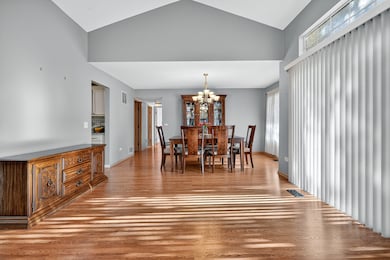 370 Ashford Cir unit 4, Bartlett, IL 60103 - photo 6