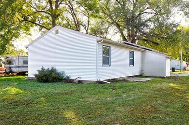 823 E 24th Ct, Des Moines, IA 50317 - photo 2