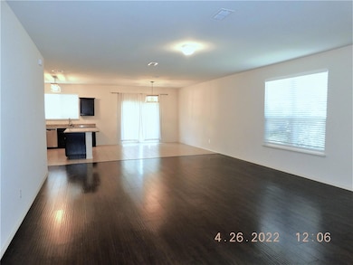 SPACIOUS LIVING AREA/DINING /KITCHEN