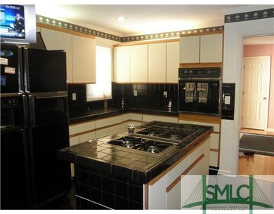 Kitchen. Island had gas cook top comes with grill 