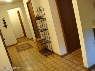 121 Meadow View Ct, Bushkill, PA 18324 - photo 5