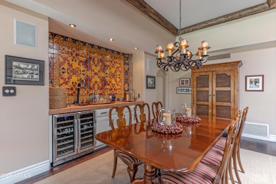 Dining area w wet bar