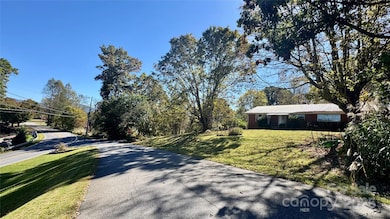 21 Duck Dr. Close to Downtown Mars Hill & Mars Hill University.