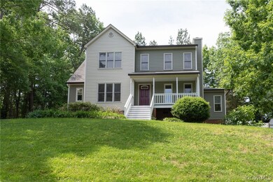View of front facade featuring a front yard and a