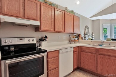 Spacious kitchen with huge walk-in pantry, bay win