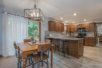 Eating area to kitchen