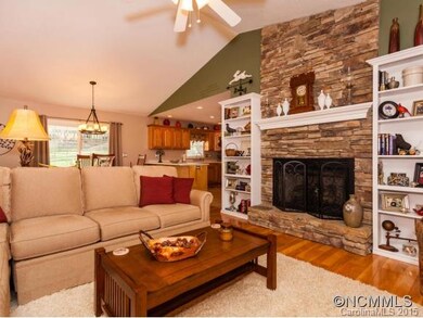 35 Oak Apple Ln, Hendersonville, NC 28792 - photo 4