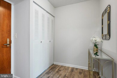 Lakeside Plaza Condominium unit 827, Baileys Crossroads, VA 22041 - photo 3