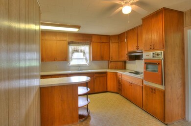 210 W Morse St, Fredericksburg, TX 78624 - photo 6