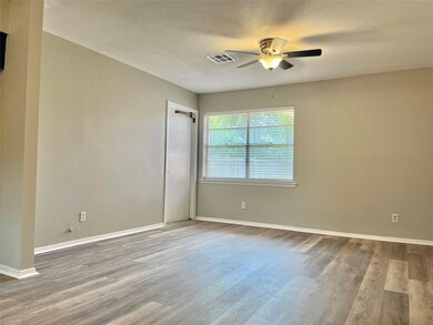 816 Barkley St, Houston, TX 77022 - photo 5