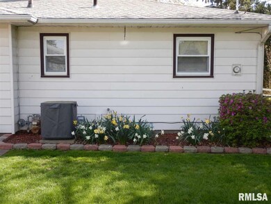 2142 W 38th St, Davenport, IA 52806 - photo 2