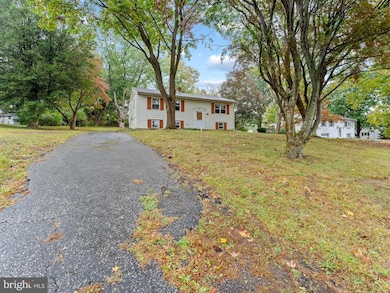 1625 Hillcrest Ln, Aston, PA 19014 - photo 2