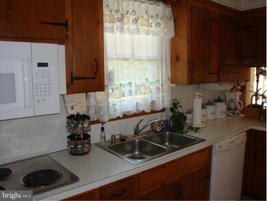 380 Hade St, Greencastle, PA 17225 - photo 3