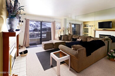 seasons_423_living