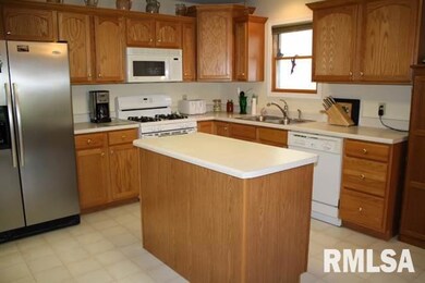 3212 Fieldcrest Dr, Davenport, IA 52806 - photo 5