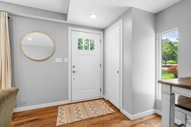 2640 Jersey Ave S - Entryway