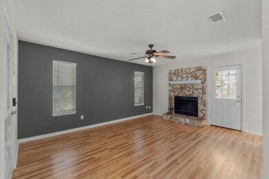 407 Apple Dr, Crestview, FL 32536 - photo 4