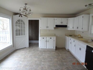 131 E Beech St, Cedar Springs, MI 49319 - photo 2