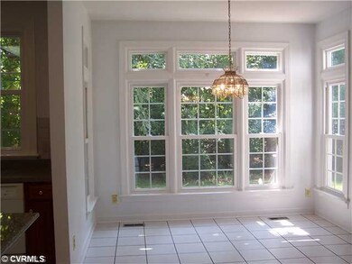 Kitchen - Eat-in area with lots of windows