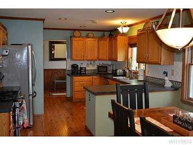 Kitchen. Eat-in kitchen.