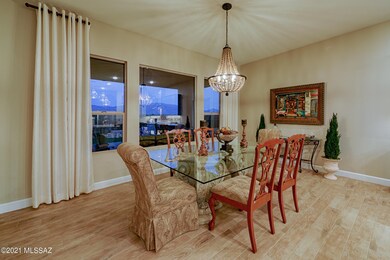 007_Dining Area with Mountain Views