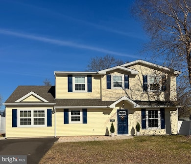 24 Robin Hill Ln, Levittown, PA 19055 - photo 2