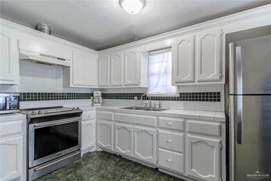 1009 E Bagwell St, Pharr, TX 78577 - photo 2