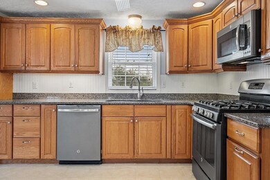 37 Syracuse Rd, Nashua, NH 03064 - photo 4