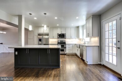 10771 Brewer House Rd, Rockville, MD 20852 - photo 2