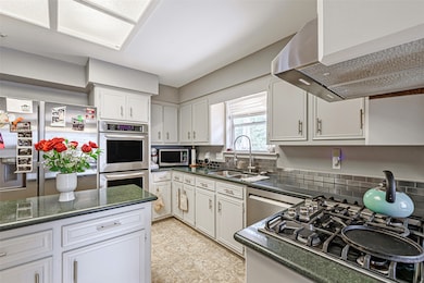 7806 Maple Tree Dr, Houston, TX 77088 - photo 6