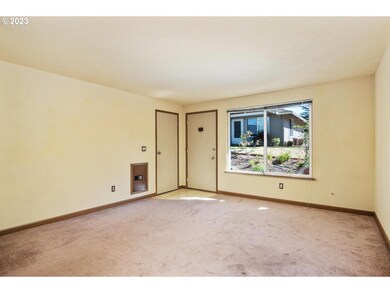Living Room/Entrance