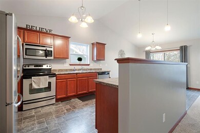 2049 Rosewood Dr NW, Cedar Rapids, IA 52405 - photo 4