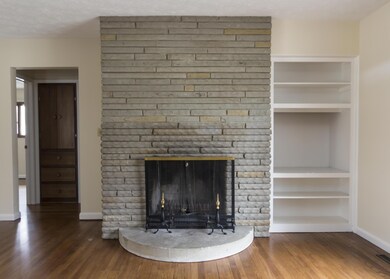 Living room - fireplace and built-ins