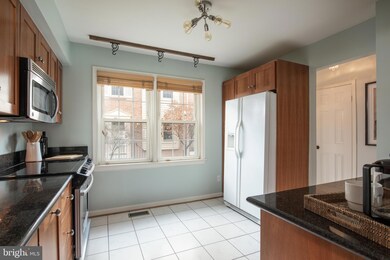 1322 Chetworth Ct, Alexandria, VA 22314 - photo 7