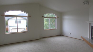 Spacious LR w/Beautiful Mtn Views!