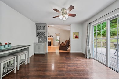 128 Melbourne Ct, Naugatuck, CT 06770 - photo 7