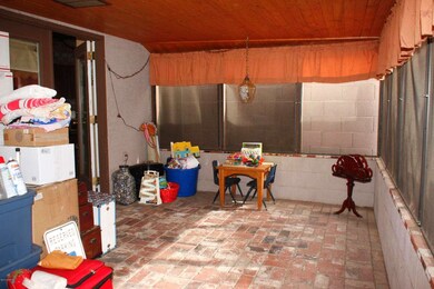 5 Screen Room