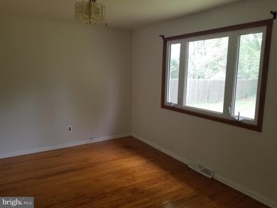 404 Jamestown Rd, Beverly, NJ 08010 - photo 2