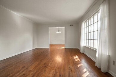 17x13 Living Room with Hardwood Floor and Crown Mo