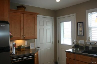 1032 Maple St, Bethlehem, PA 18018 - photo 5