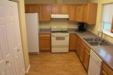 Kitchen w/ Pantry