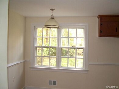 breakfast nook between kitchen and family room