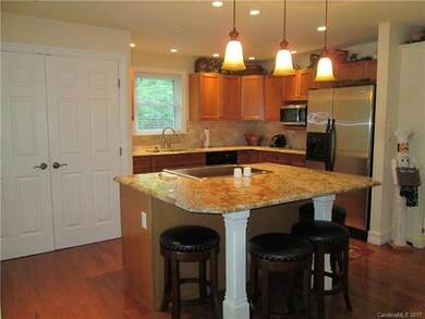 Kitchen Island & Breakfast Bar
