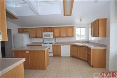 Another view of the kitchen! This photo reveals th