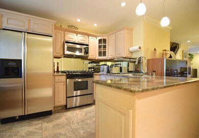 (4) Kitchen