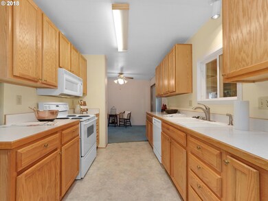 904 Dartmouth St, Newberg, OR 97132 - photo 5